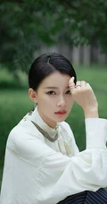 孙怡简约清爽白衣条纹裤果园草地唯美写真