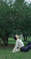 孙怡简约清爽白衣条纹裤果园草地唯美写真