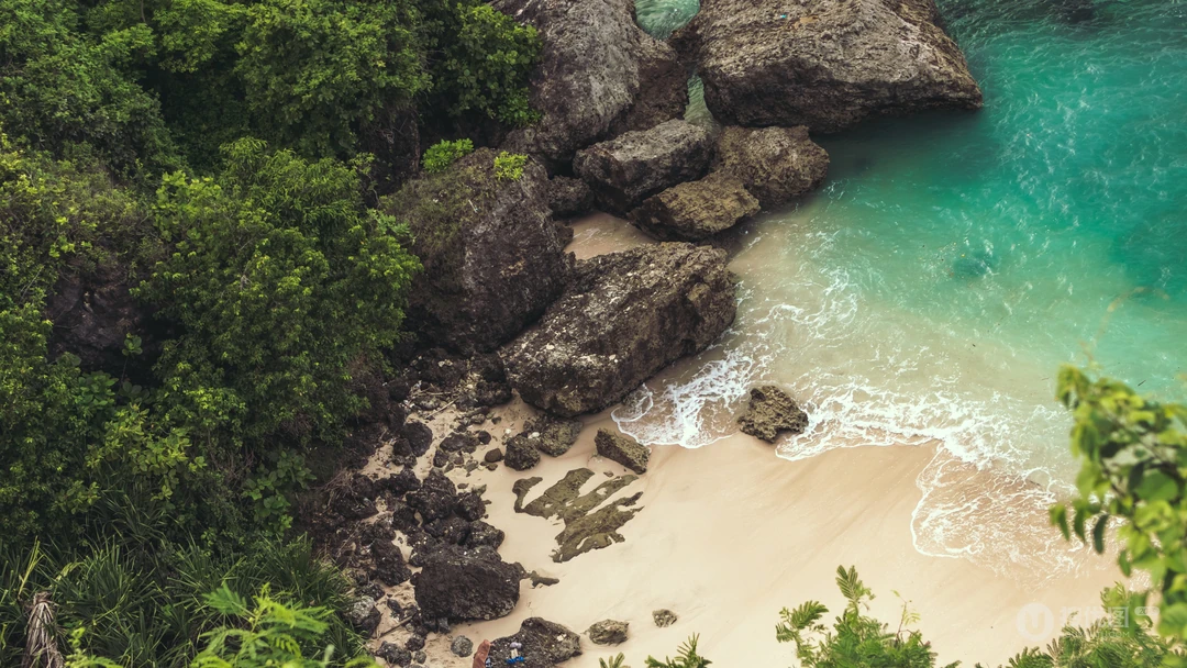高清的大海海岸线风景，海边的悬崖礁石风景电脑壁纸