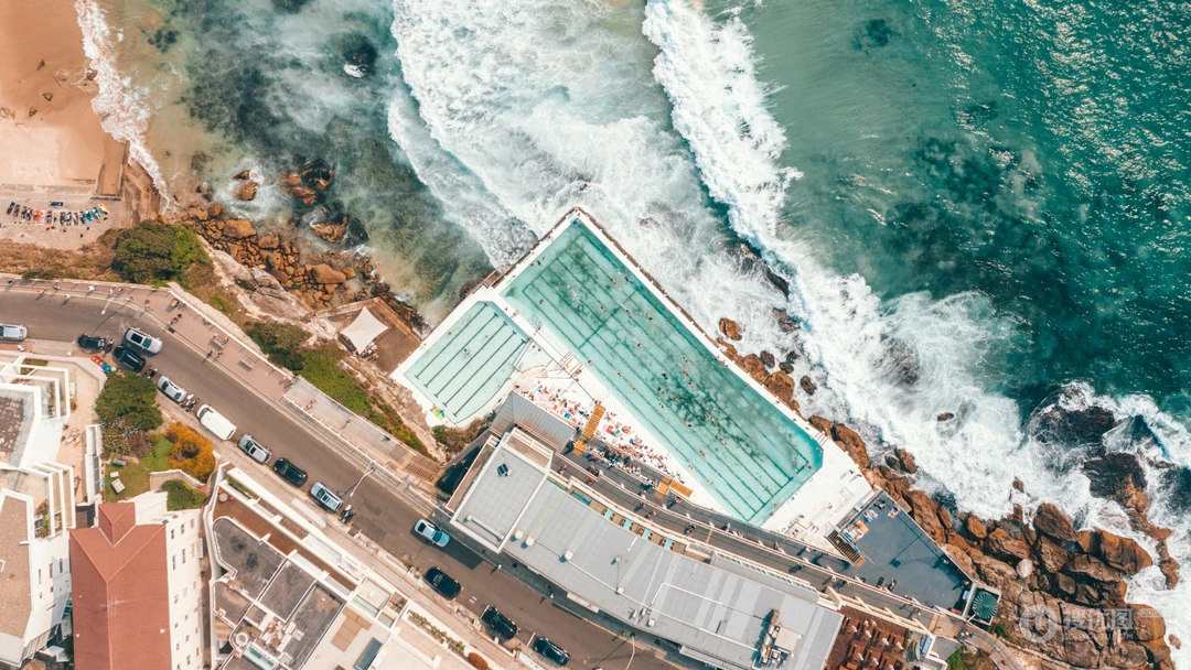 高清的大海海岸线风景，海边的悬崖礁石风景电脑壁纸