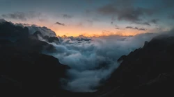 10月9日整合精选大山被雾围绕的唯美风景电脑壁纸合集