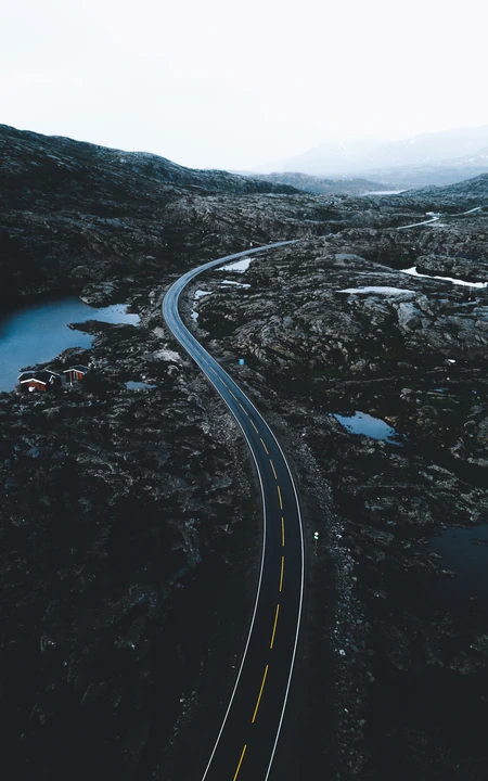 石山穿梭的高速公路风景
