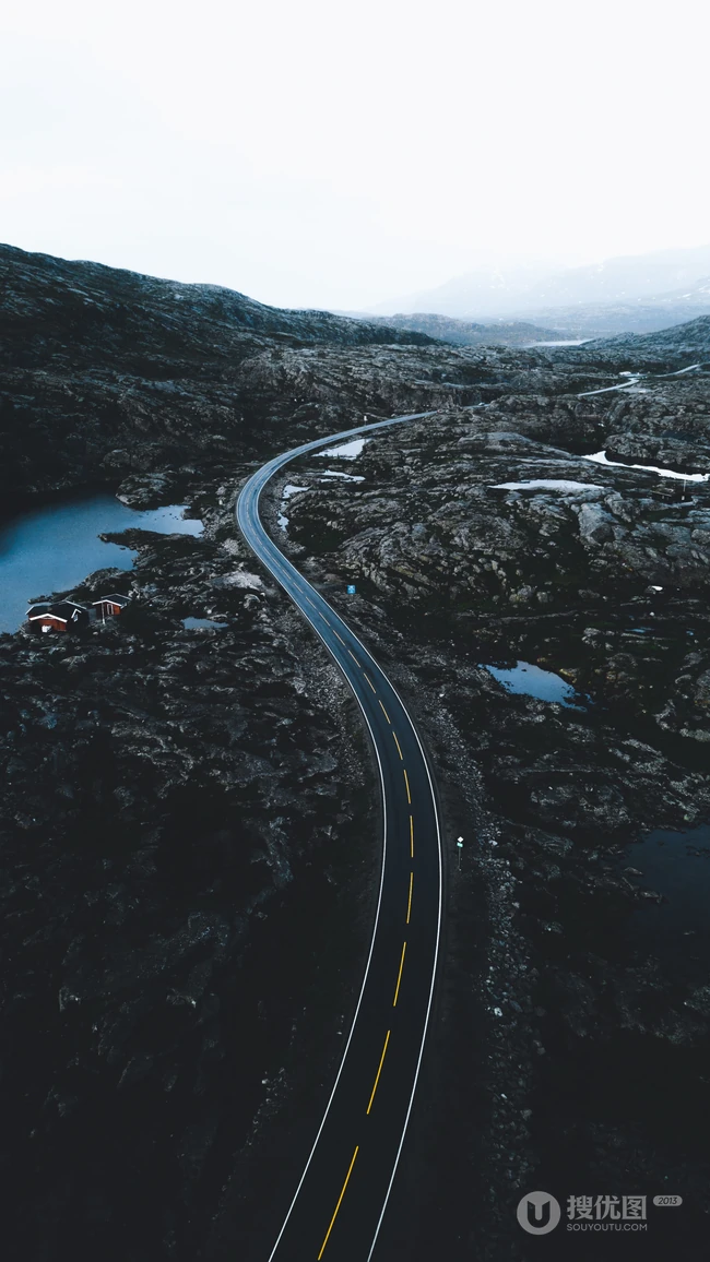 石山穿梭的高速公路风景
