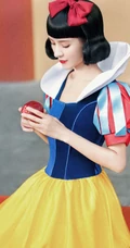 张予曦化身灵动可人的灰姑娘，或娇俏甜美的白雪公主超美复古写真