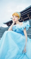 张予曦化身灵动可人的灰姑娘，或娇俏甜美的白雪公主超美复古写真