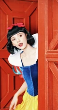 张予曦化身灵动可人的灰姑娘，或娇俏甜美的白雪公主超美复古写真