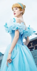 张予曦化身灵动可人的灰姑娘，或娇俏甜美的白雪公主超美复古写真