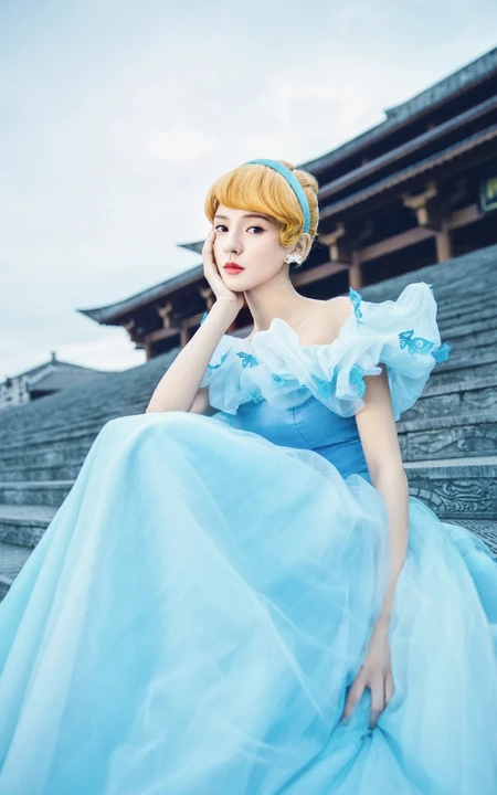 张予曦化身灵动可人的灰姑娘，或娇俏甜美的白雪公主超美复古写真