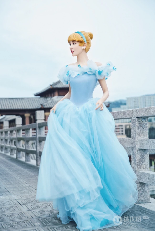 张予曦化身灵动可人的灰姑娘，或娇俏甜美的白雪公主超美复古写真