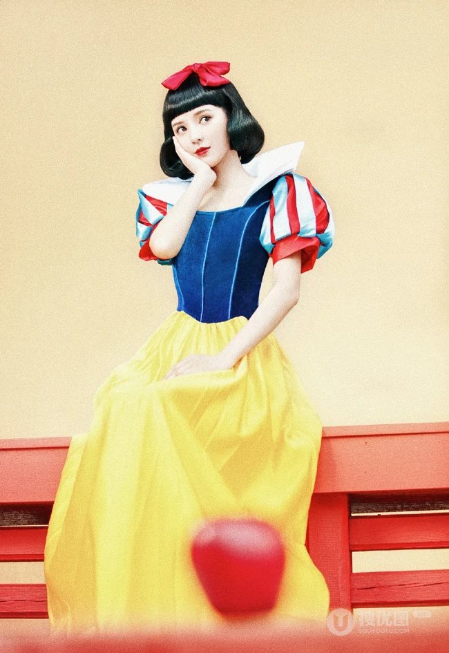 张予曦化身灵动可人的灰姑娘，或娇俏甜美的白雪公主超美复古写真
