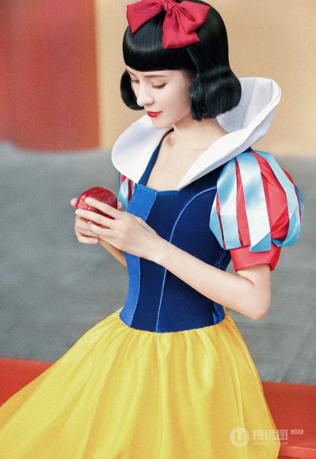 张予曦化身灵动可人的灰姑娘，或娇俏甜美的白雪公主超美复古写真