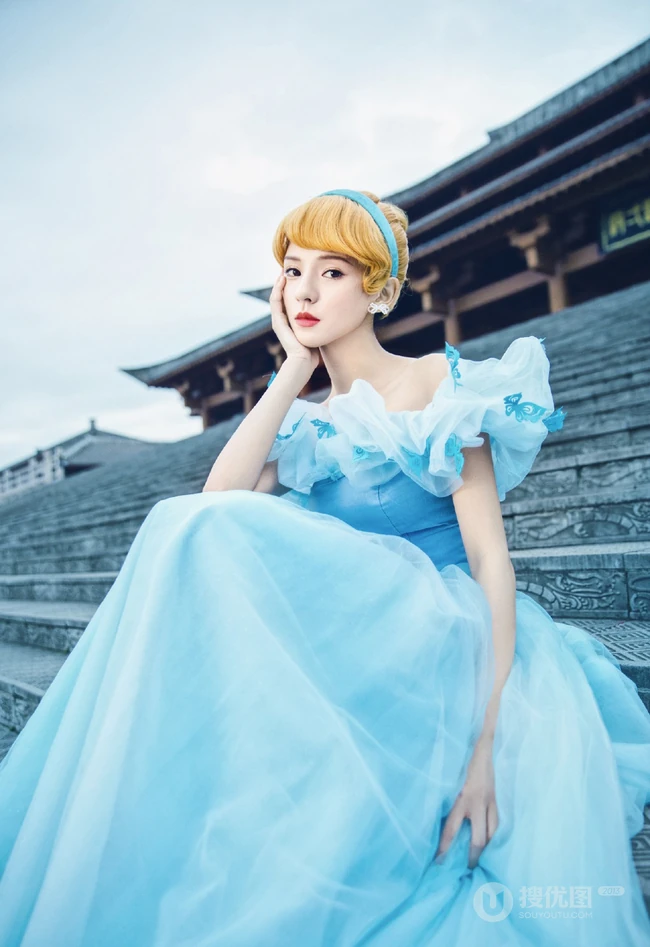 张予曦化身灵动可人的灰姑娘，或娇俏甜美的白雪公主超美复古写真