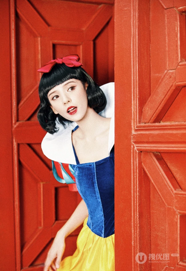 张予曦化身灵动可人的灰姑娘，或娇俏甜美的白雪公主超美复古写真