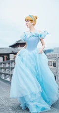 张予曦化身灵动可人的灰姑娘，或娇俏甜美的白雪公主超美复古写真