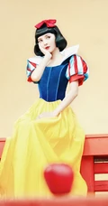 张予曦化身灵动可人的灰姑娘，或娇俏甜美的白雪公主超美复古写真