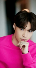 张艺兴化身文艺系帅气阳光音乐男孩，手拿吉他自弹自唱