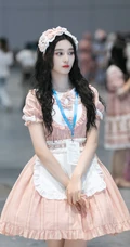徐艺洋清新可人粉色女仆装cosplay参加活动写真美照