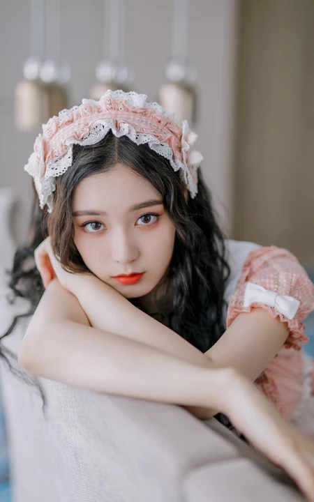 徐艺洋清新可人粉色女仆装cosplay参加活动写真美照