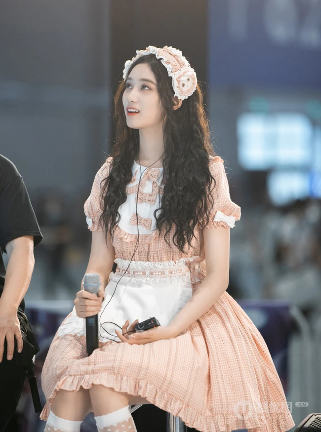 徐艺洋清新可人粉色女仆装cosplay参加活动写真美照
