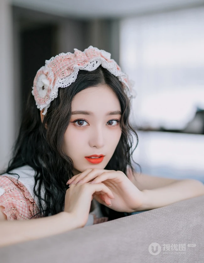 徐艺洋清新可人粉色女仆装cosplay参加活动写真美照