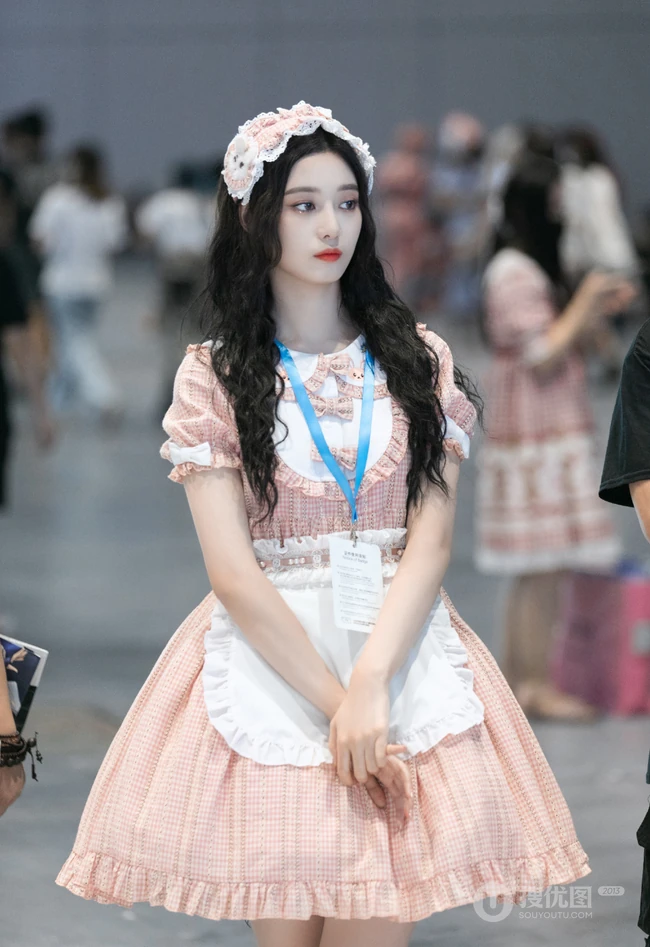 徐艺洋清新可人粉色女仆装cosplay参加活动写真美照