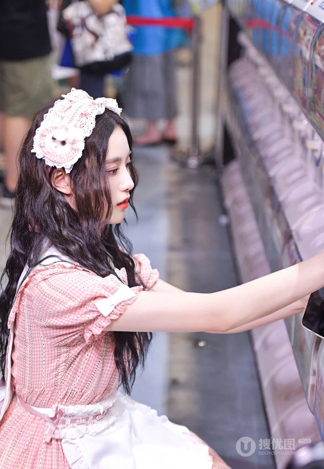徐艺洋清新可人粉色女仆装cosplay参加活动写真美照