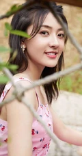 梁洁樱桃红肩带裙清新篱笆墙前写真美照