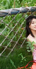 梁洁樱桃红肩带裙清新篱笆墙前写真美照