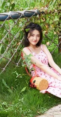 梁洁樱桃红肩带裙清新篱笆墙前写真美照