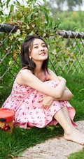 梁洁樱桃红肩带裙清新篱笆墙前写真美照