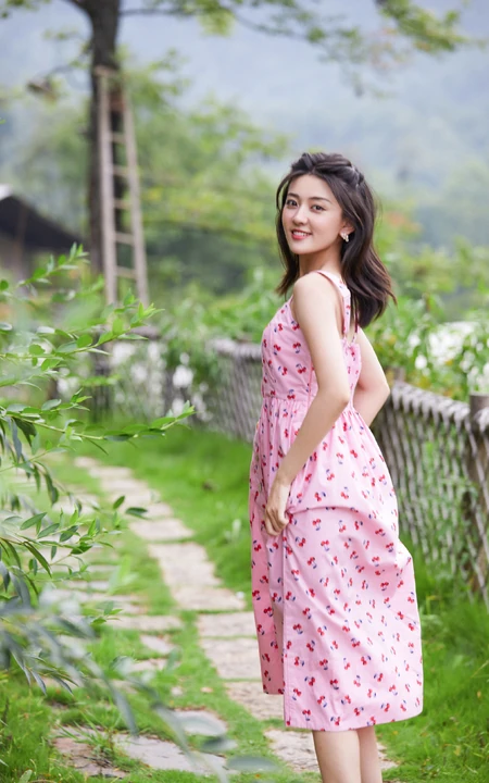 梁洁樱桃红肩带裙清新篱笆墙前写真美照