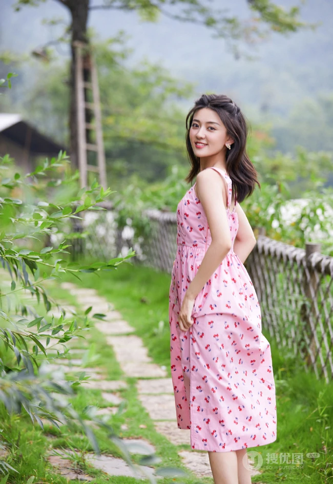 梁洁樱桃红肩带裙清新篱笆墙前写真美照