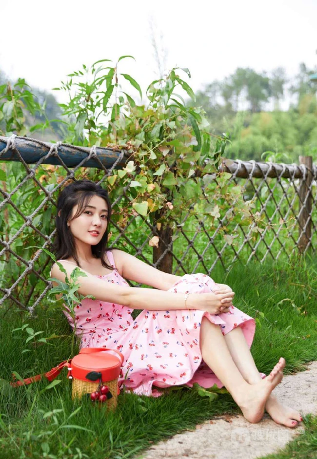 梁洁樱桃红肩带裙清新篱笆墙前写真美照