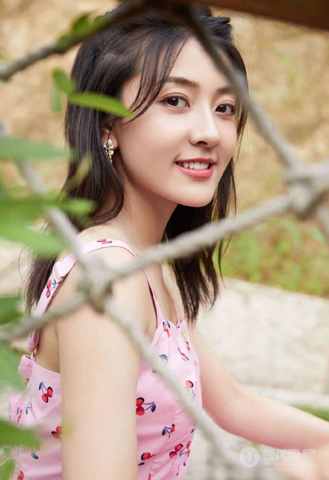梁洁樱桃红肩带裙清新篱笆墙前写真美照