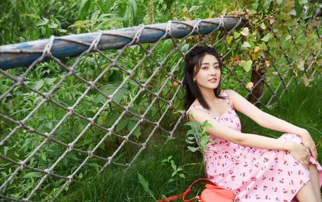 梁洁樱桃红肩带裙清新篱笆墙前写真美照