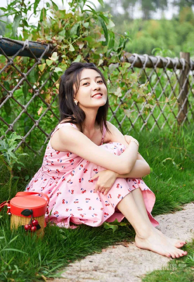 梁洁樱桃红肩带裙清新篱笆墙前写真美照