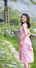 梁洁樱桃红肩带裙清新篱笆墙前写真美照
