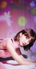 甜美红唇女生毛晓彤粉色公主裙穿着在向日葵背景前超美写真照