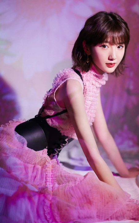 甜美红唇女生毛晓彤粉色公主裙穿着在向日葵背景前超美写真照