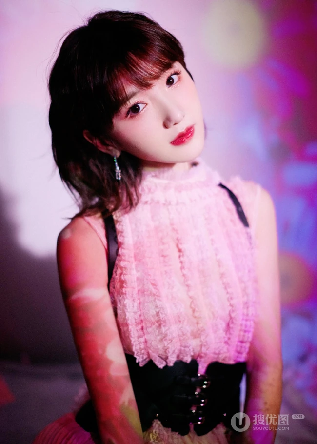甜美红唇女生毛晓彤粉色公主裙穿着在向日葵背景前超美写真照