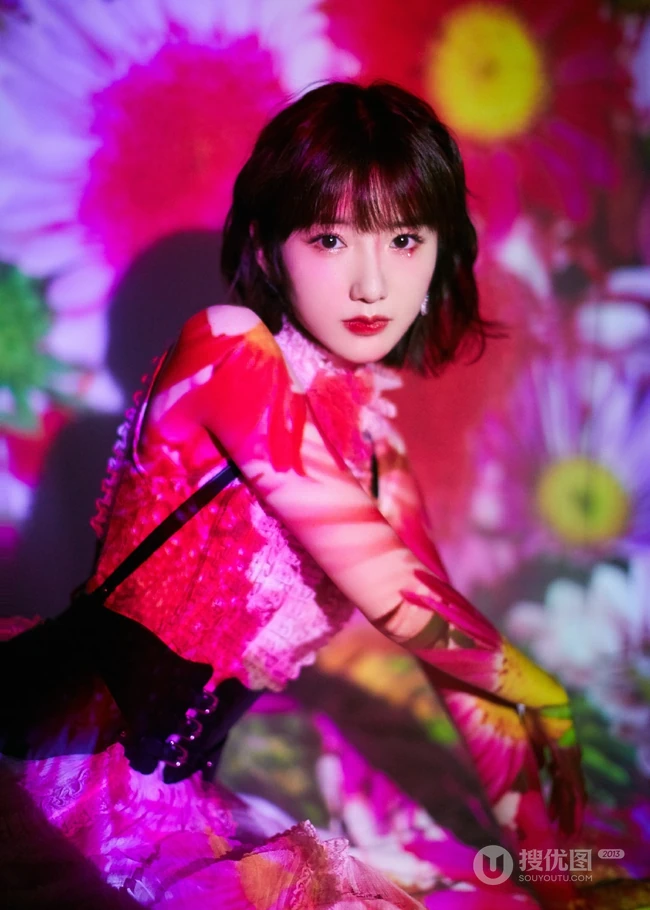 甜美红唇女生毛晓彤粉色公主裙穿着在向日葵背景前超美写真照