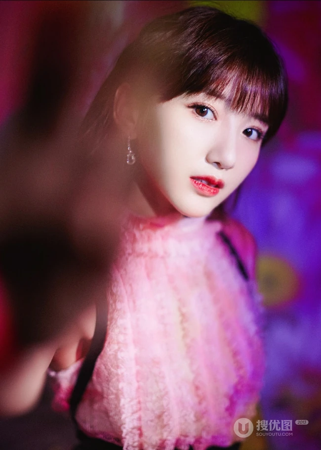甜美红唇女生毛晓彤粉色公主裙穿着在向日葵背景前超美写真照