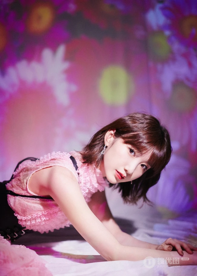 甜美红唇女生毛晓彤粉色公主裙穿着在向日葵背景前超美写真照