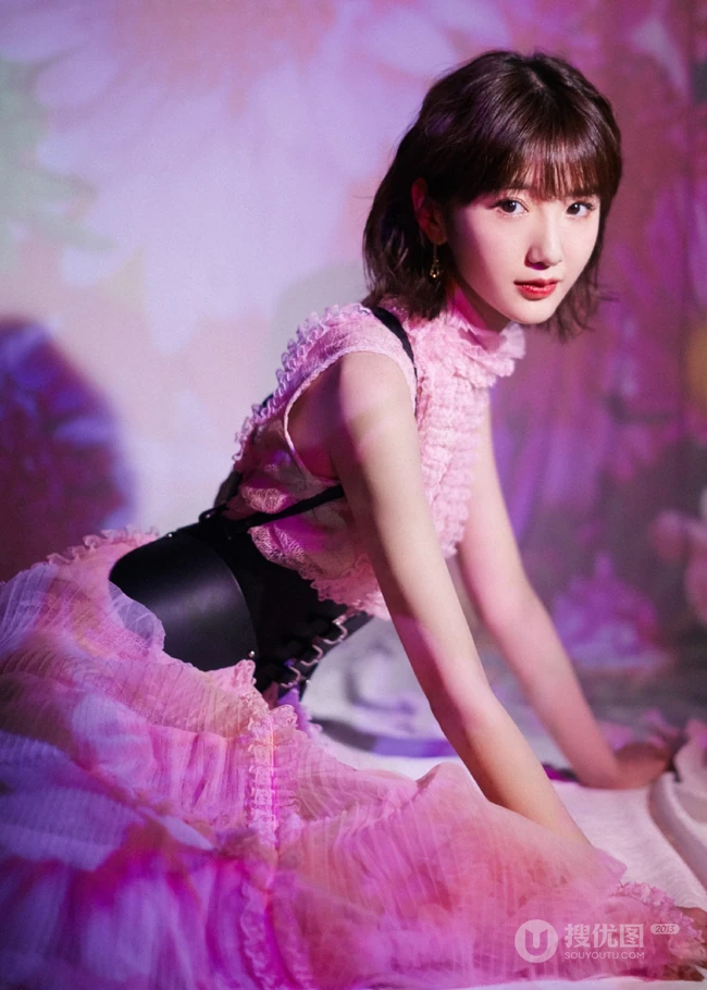 甜美红唇女生毛晓彤粉色公主裙穿着在向日葵背景前超美写真照