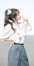 新生代女明星虞书欣娇俏鬼马写真，嘟嘟婴儿肥小脸蛋超可爱