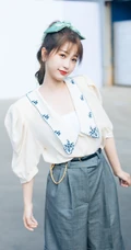 新生代女明星虞书欣娇俏鬼马写真，嘟嘟婴儿肥小脸蛋超可爱