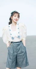 新生代女明星虞书欣娇俏鬼马写真，嘟嘟婴儿肥小脸蛋超可爱