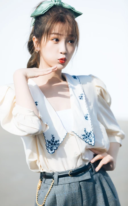 新生代女明星虞书欣娇俏鬼马写真，嘟嘟婴儿肥小脸蛋超可爱