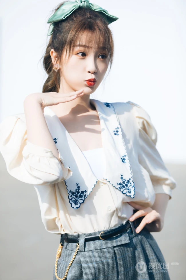 新生代女明星虞书欣娇俏鬼马写真，嘟嘟婴儿肥小脸蛋超可爱