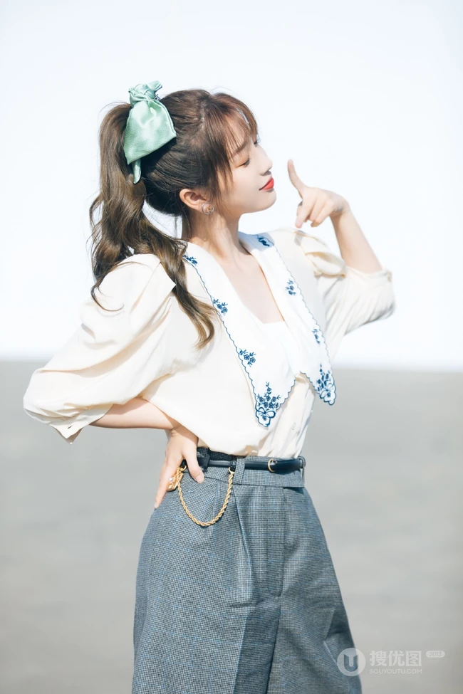 新生代女明星虞书欣娇俏鬼马写真，嘟嘟婴儿肥小脸蛋超可爱